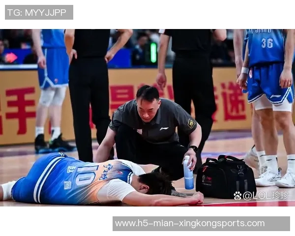 赵睿带领中国男篮奋勇拼搏展现青春力量与团队精神的精彩瞬间